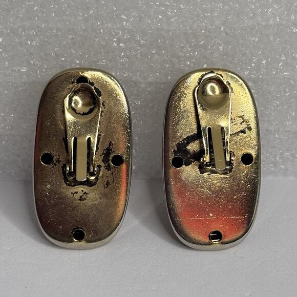 Vintage Gold Tone Ribbed Dome Clip On Earrings - Picture 3 of 4